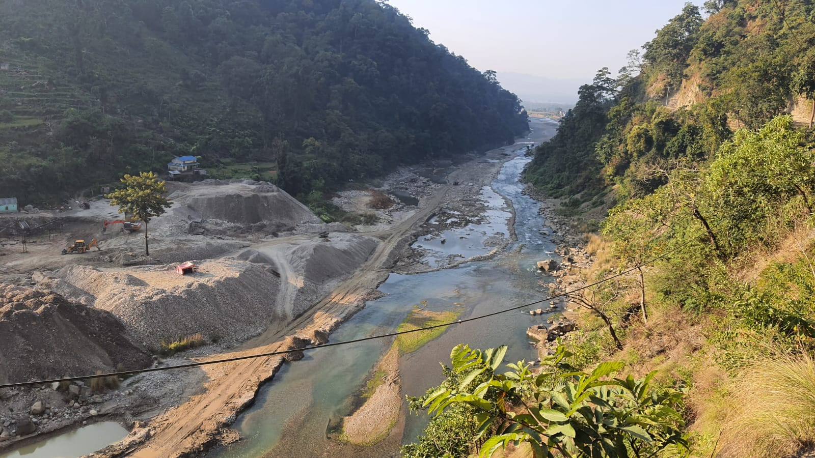 मकवानपुरमा खोला नै कब्जा गरेर दोहन, जनप्रतिनिधिदेखि सीडीओसम्मको मिलेमतो आशंका